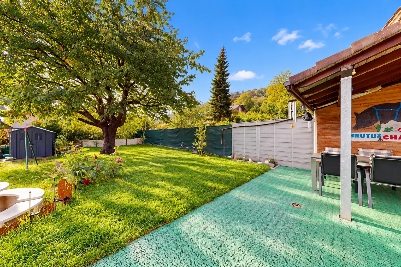 terrasse avec clôture, from property, abri, pelouse, et structure extérieure