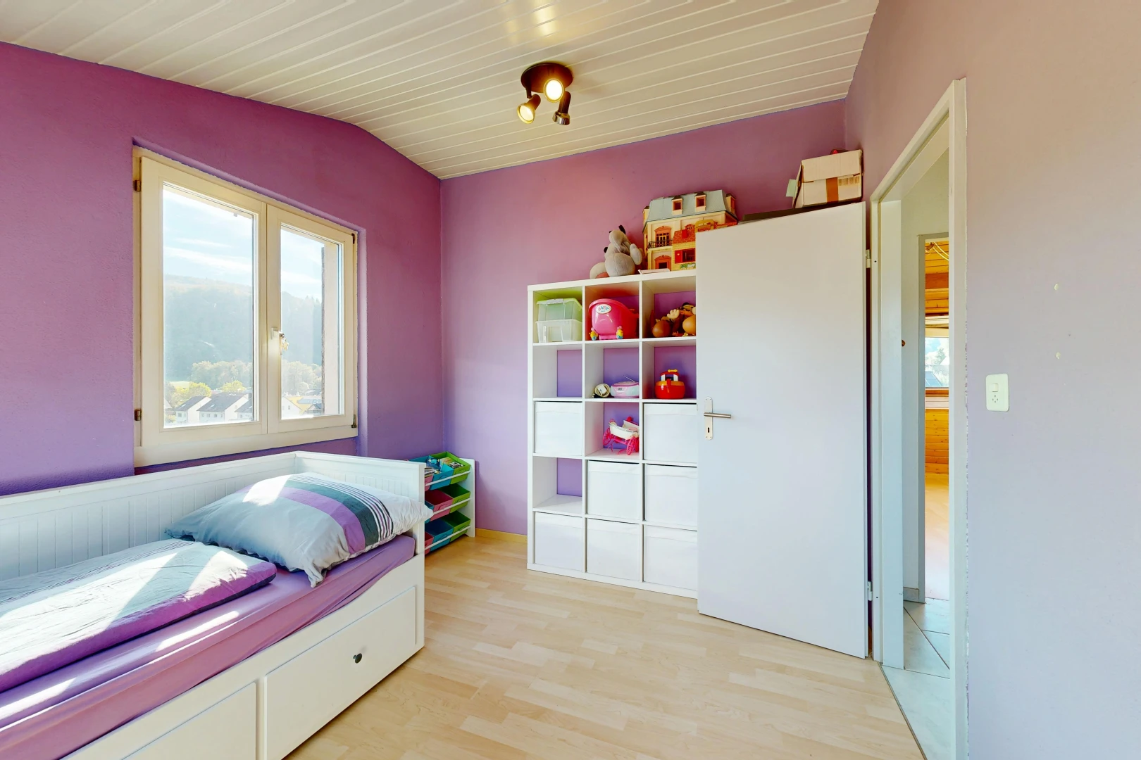 chambre avec cloison sèche, drywall, light floor, inside property, et sol en finition bois