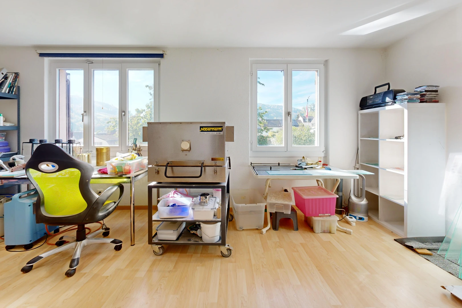 bureau avec cloison sèche, drywall, sol en finition bois, wood finish floor, et inside property