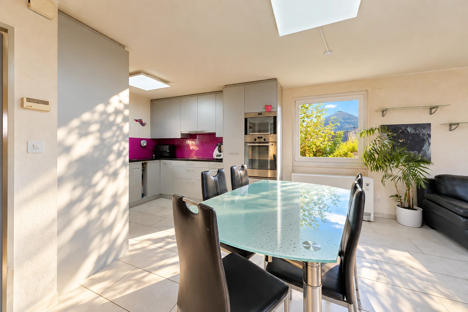 salle à manger avec light floor, cloison sèche, drywall, sol en carrelage, et tile floor