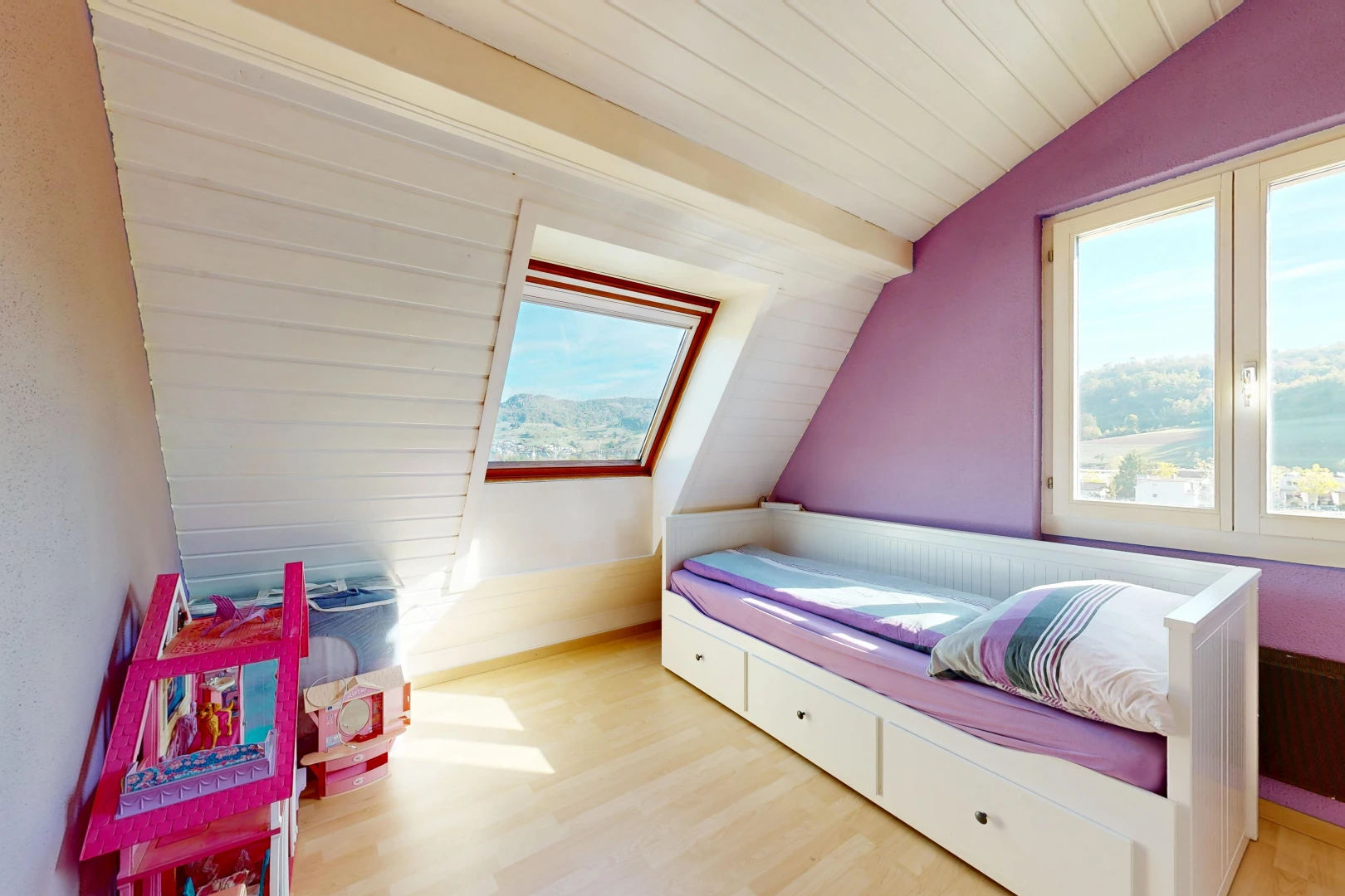 chambre avec plafond voûté, vaulted ceiling, day time, sol en finition bois, et wood finish floor