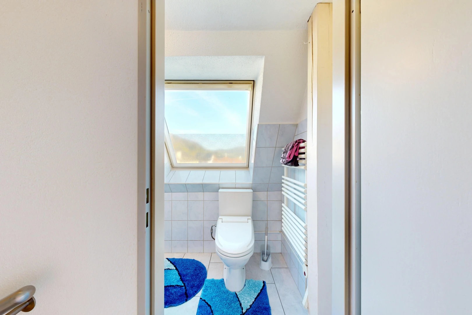 salle de bains avec toilette, sol en carrelage, tile floor, inside property, et cloison sèche