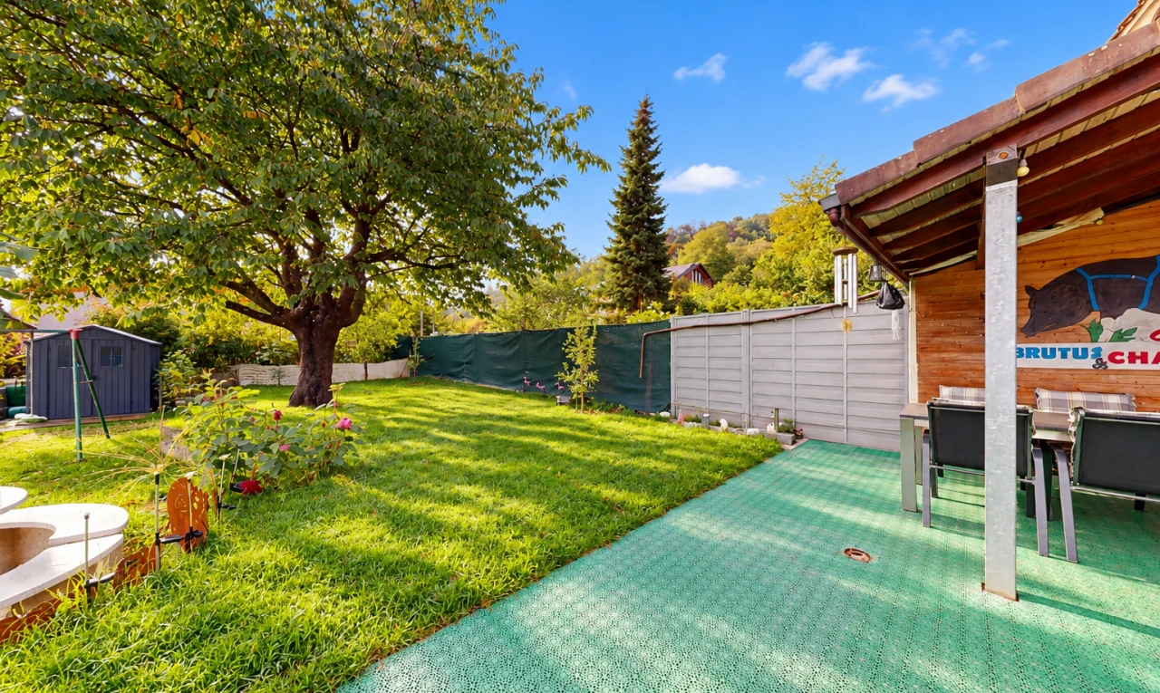 terrasse avec clôture, from property, abri, pelouse, et structure extérieure
