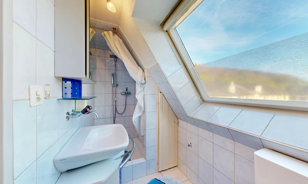 salle de bains avec douche, salle de bain complète, mur en carrelage, tile wall, et évier