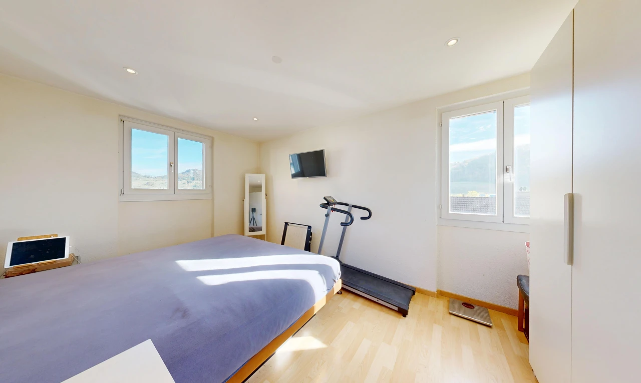 chambre avec cloison sèche, drywall, sol en finition bois, wood finish floor, et éclairage encastré