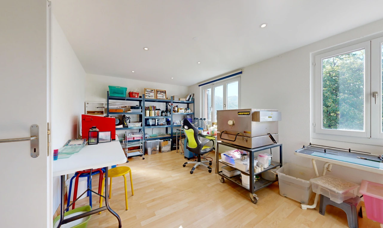 bureau avec cloison sèche, drywall, éclairage encastré, inside property, et sol en finition bois
