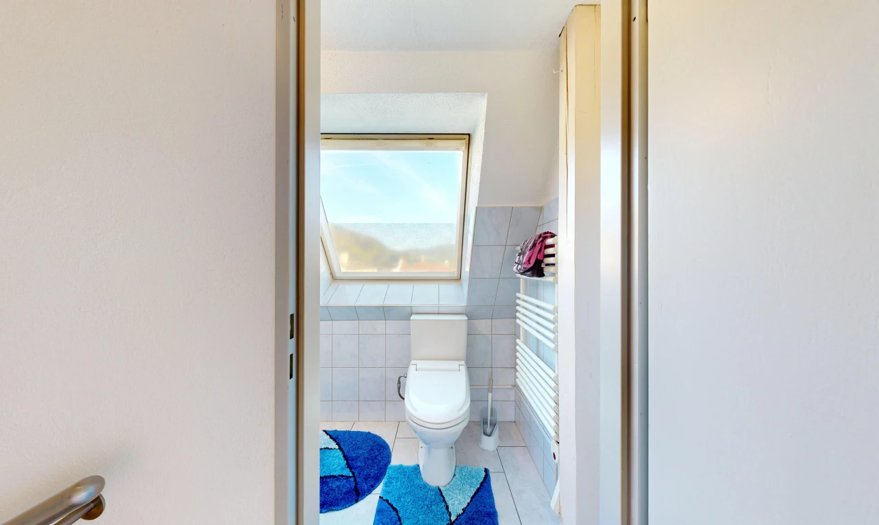 salle de bains avec toilette, sol en carrelage, tile floor, inside property, et cloison sèche