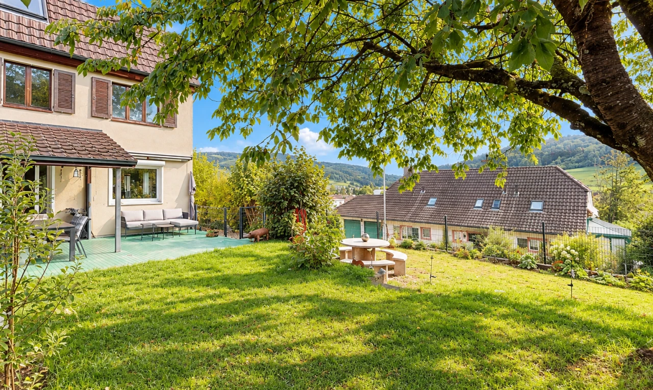 jardin avec from property, pelouse, property visible, clôture, et terrasse