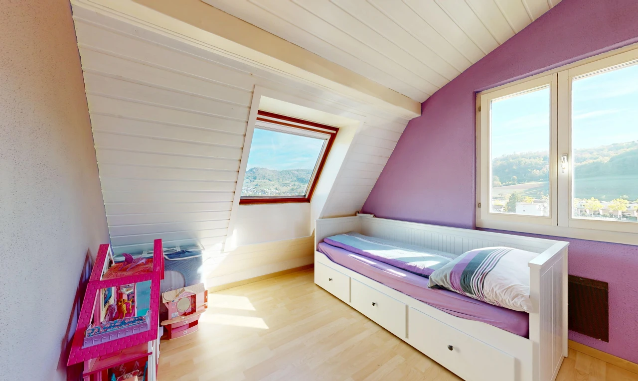 chambre avec plafond voûté, vaulted ceiling, day time, sol en finition bois, et wood finish floor