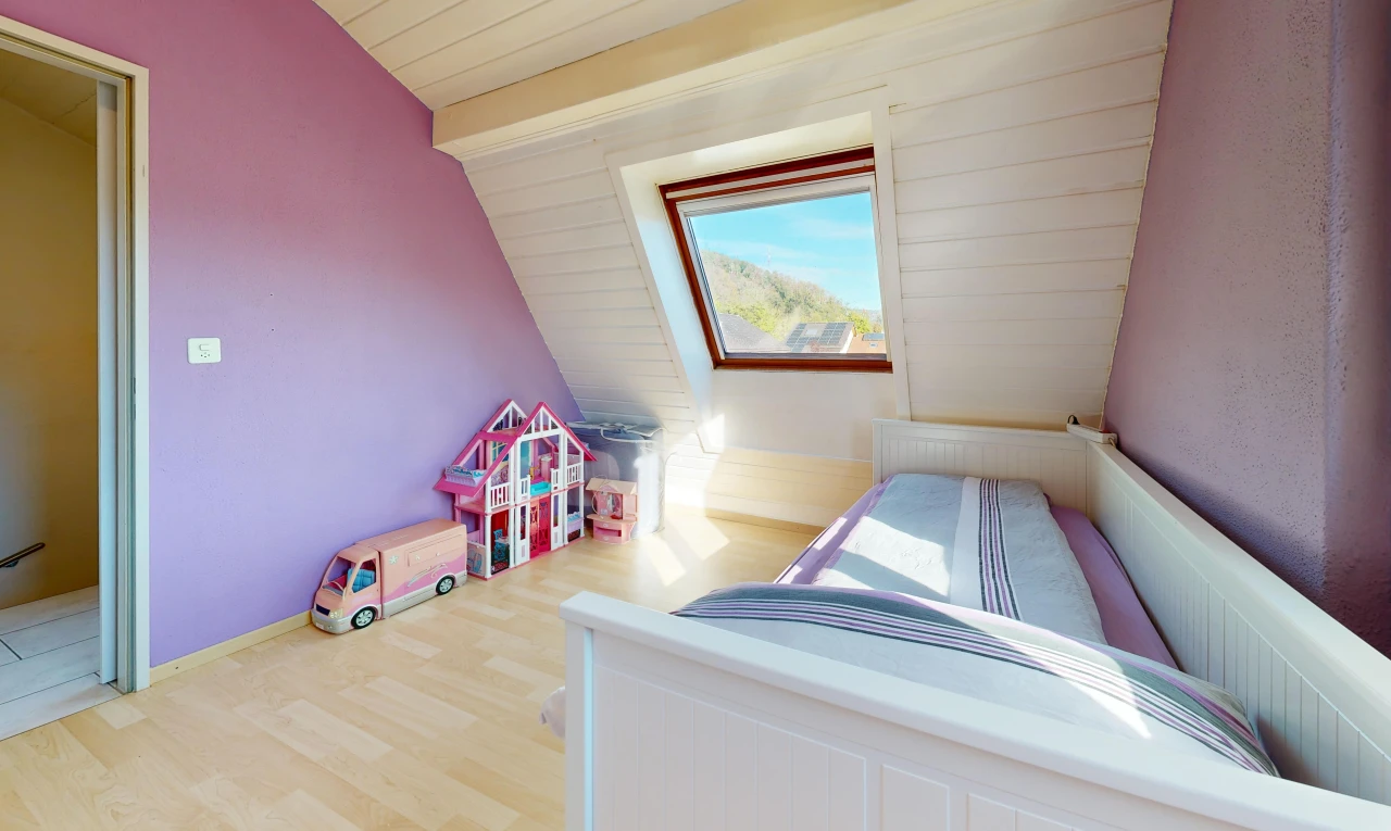 chambre avec plafond voûté, vaulted ceiling, lumière naturelle, sol en finition bois, et wood finish floor