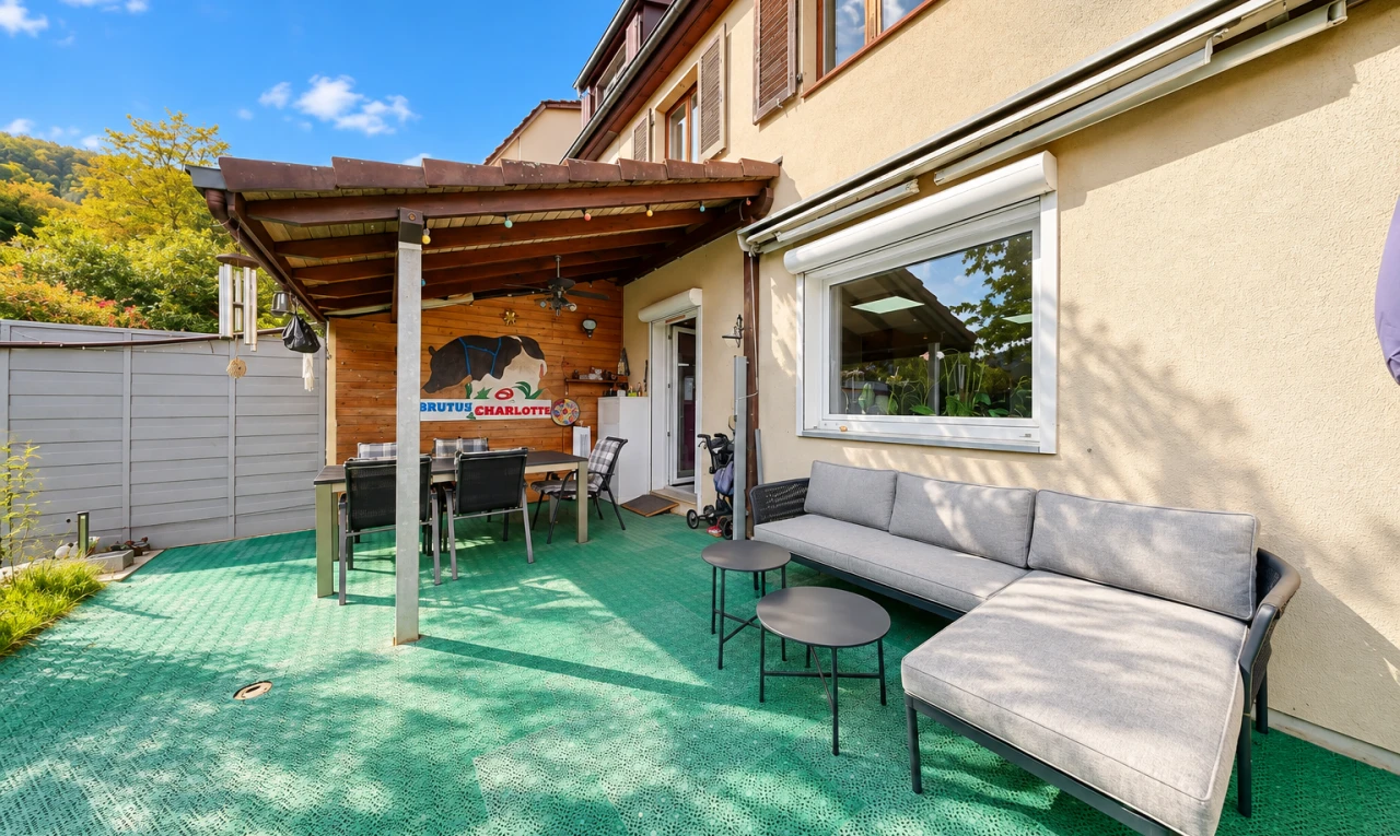terrasse avec espace de vie extérieur, clôture, property visible, coin repas extérieur, et from property