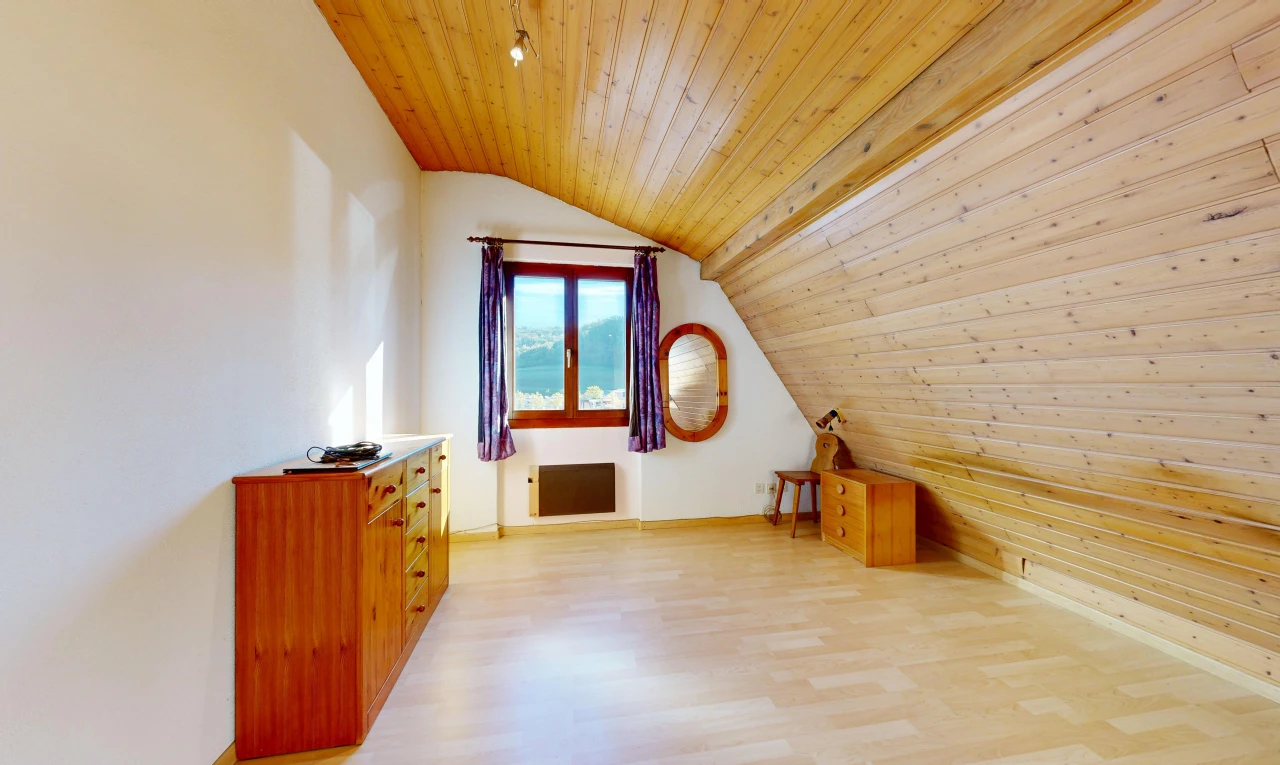 pièce vide avec plafond en bois, wood ceiling, plafond voûté, vaulted ceiling, et pièce supplémentaire