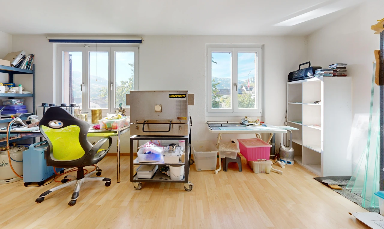 bureau avec cloison sèche, drywall, sol en finition bois, wood finish floor, et inside property