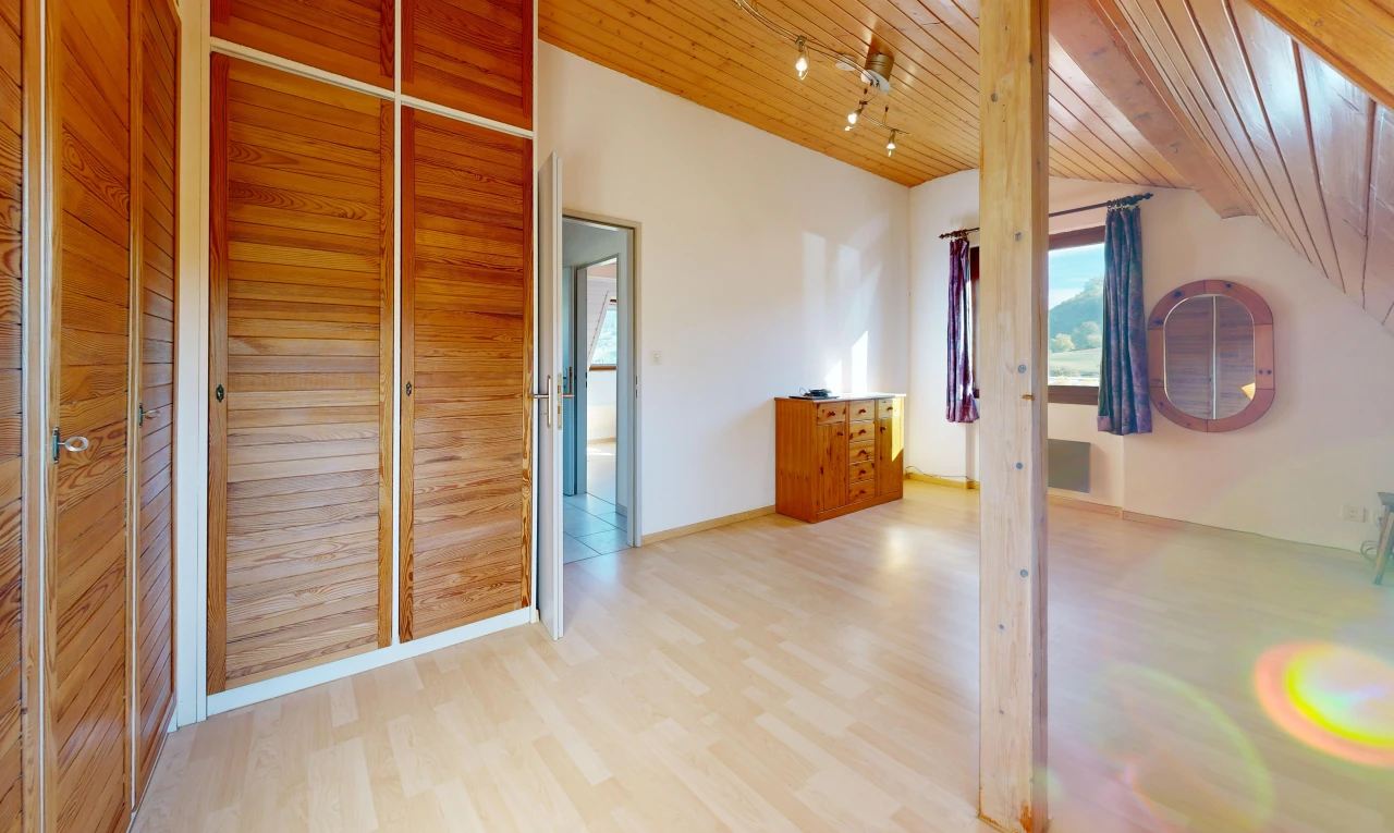 chambre avec cloison sèche, drywall, plafond en bois, wood ceiling, et éclairage sur rail