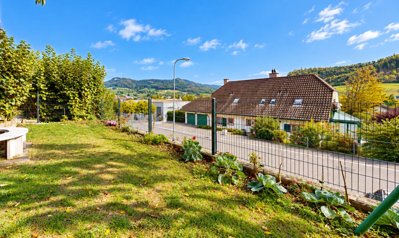 façade avec éclairage public, clôture, from property, day time, et view focus