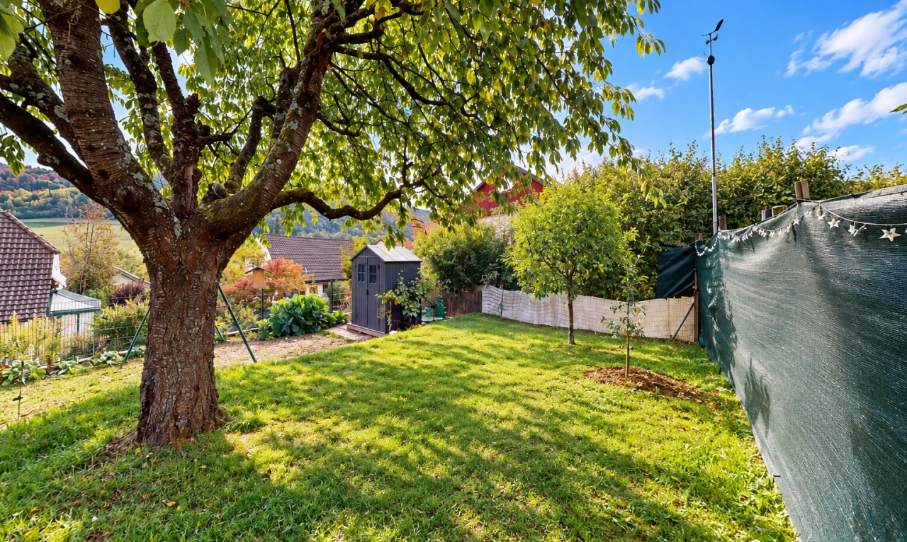 jardin avec clôture, pelouse, from property, abri, et structure extérieure