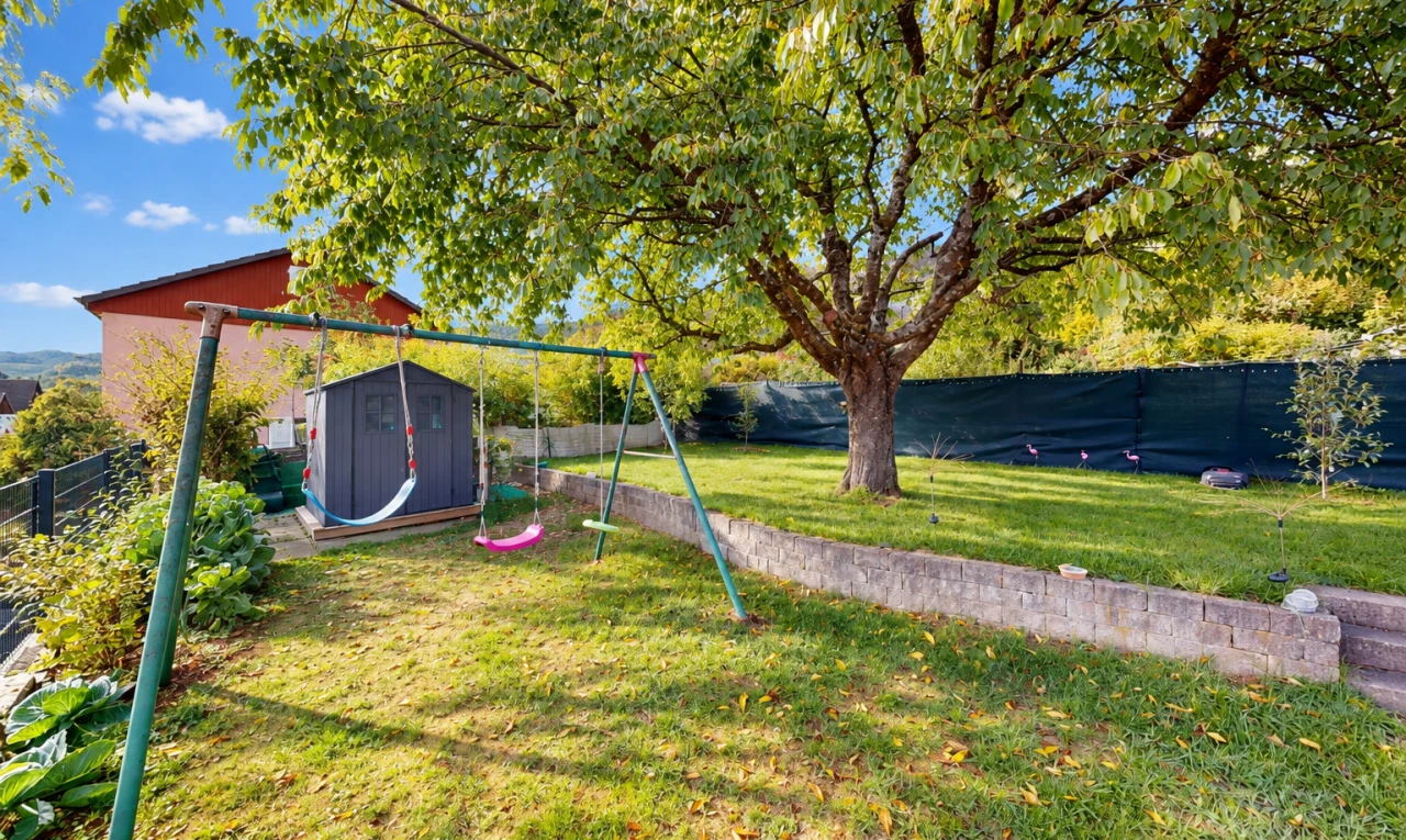 jardin avec clôture, structure extérieure, pelouse, abri, et from property