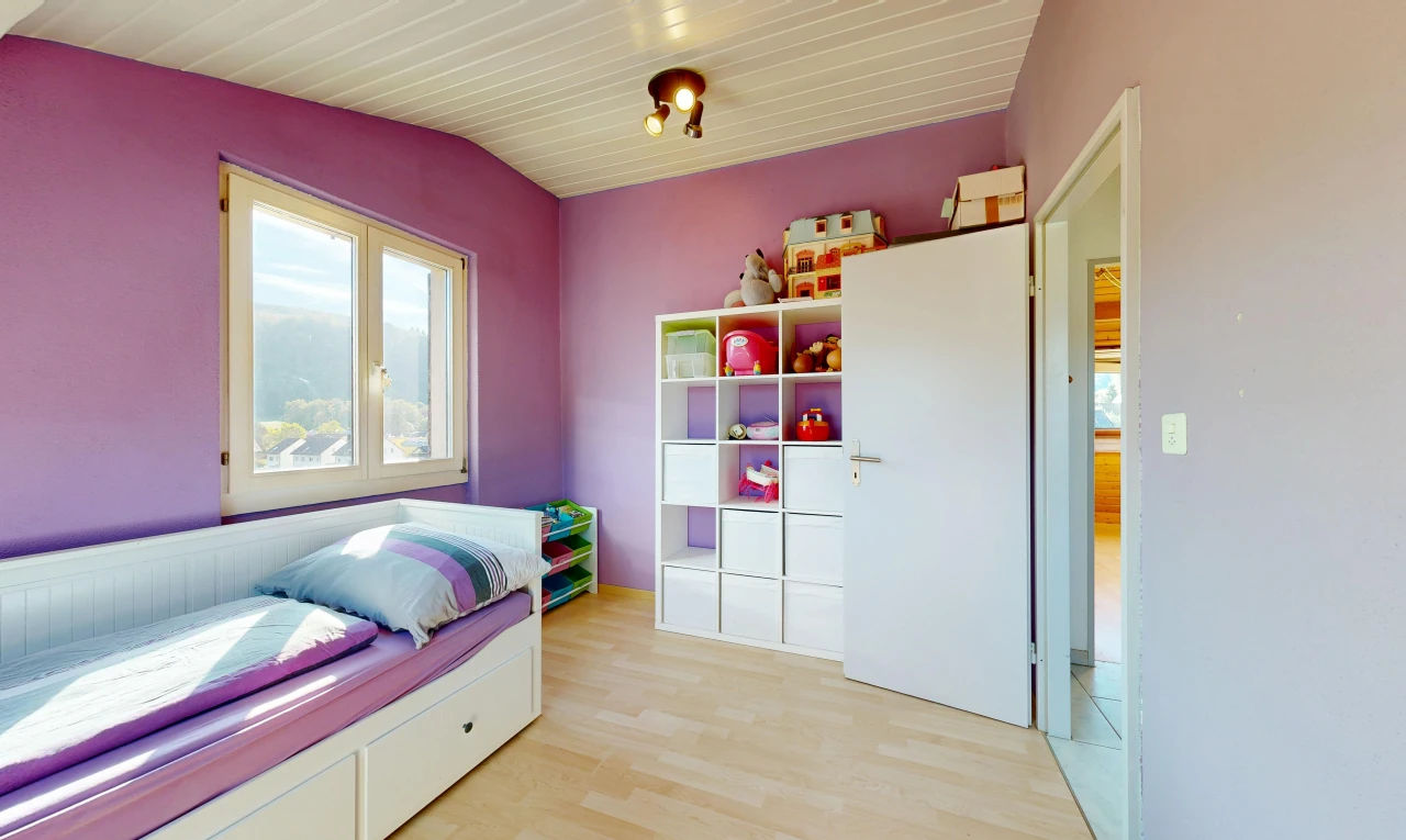 chambre avec cloison sèche, drywall, light floor, inside property, et sol en finition bois