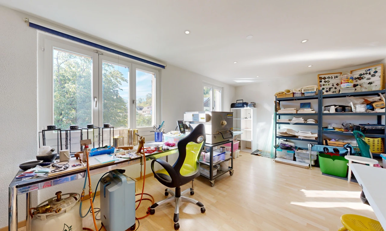 bureau avec sol en finition bois, wood finish floor, éclairage encastré, cloison sèche, et drywall