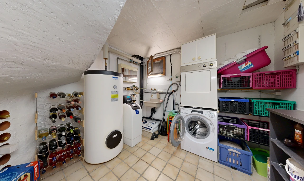 buanderie avec chauffe-eau, lave-linge et sèche-linge superposés, light floor, inside property, et plafond bas
