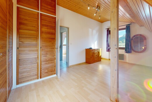 zimmer / schlafzimmer mit gipskartonwand, drywall, holzdecke, wood ceiling, und deckenbeleuchtung
