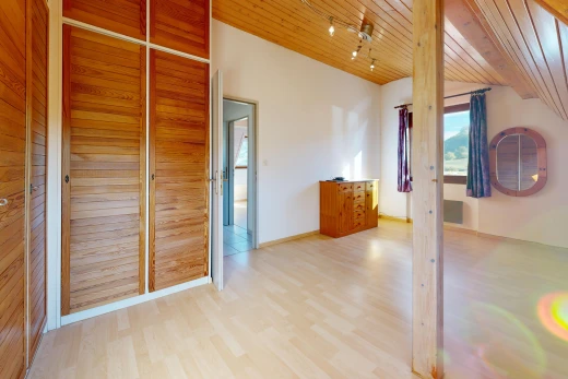 chambre avec cloison sèche, drywall, plafond en bois, wood ceiling, et éclairage sur rail