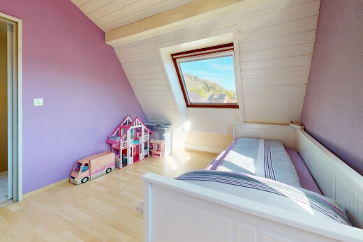 zimmer / schlafzimmer mit dachschräge, vaulted ceiling, natürliches licht, holzfußboden, und wood finish floor