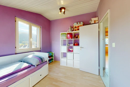 chambre avec cloison sèche, drywall, light floor, inside property, et sol en finition bois
