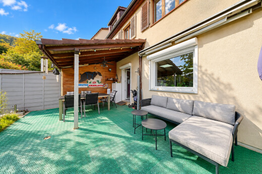 terrasse mit wohnraum im freien, zaun, property visible, essbereich im freien, und from property