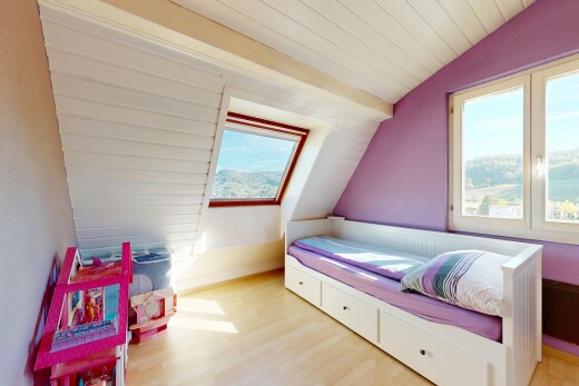 zimmer / schlafzimmer mit dachschräge, vaulted ceiling, day time, holzfußboden, und wood finish floor