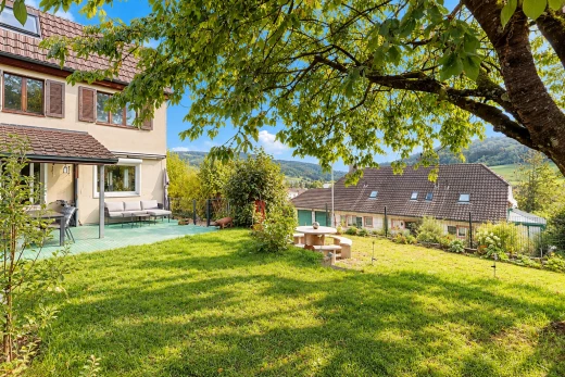 jardin avec from property, pelouse, property visible, clôture, et terrasse