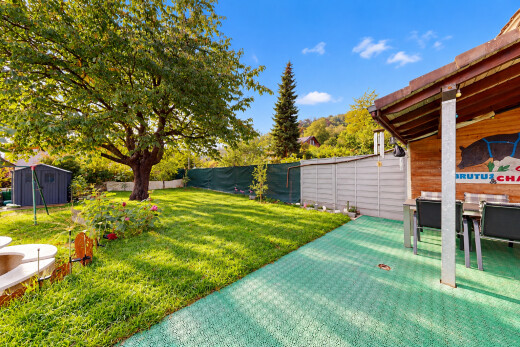 terrasse mit zaun, from property, schuppen, rasen, und außenansicht