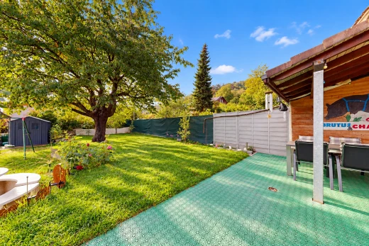 terrasse avec clôture, from property, abri, pelouse, et structure extérieure