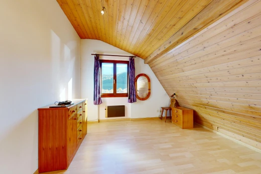 pièce vide avec plafond en bois, wood ceiling, plafond voûté, vaulted ceiling, et pièce supplémentaire