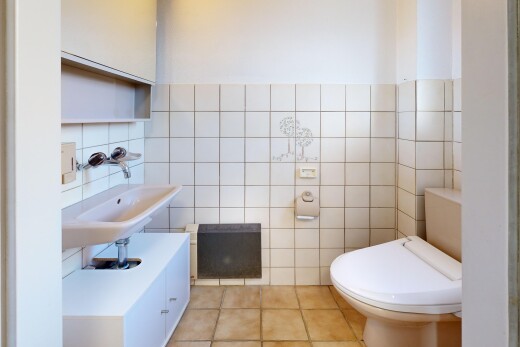 bad mit toilette, gäste-wc, spiegel, waschbecken, und fliesenwand