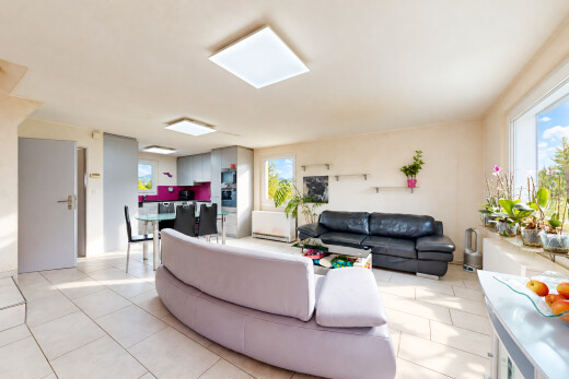 wohn- / esszimmer mit gipskartonwand, drywall, light floor, natürliches licht, und day time