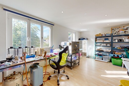 büro mit holzfußboden, wood finish floor, einbauleuchten, gipskartonwand, und drywall