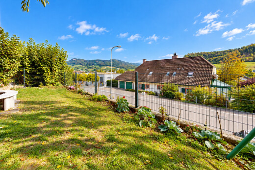 außenansicht mit straßenlaternen, zaun, from property, day time, und view focus