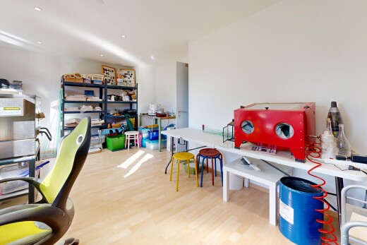 büro mit einbauleuchten, gipskartonwand, drywall, holzfußboden, und wood finish floor