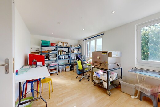 büro mit gipskartonwand, drywall, einbauleuchten, inside property, und holzfußboden