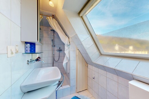 bad mit dusche, komplettes badezimmer, fliesenwand, tile wall, und waschbecken