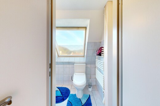 bad mit toilette, fliesenboden, tile floor, inside property, und gipskartonwand