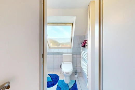 salle de bains avec toilette, sol en carrelage, tile floor, inside property, et cloison sèche