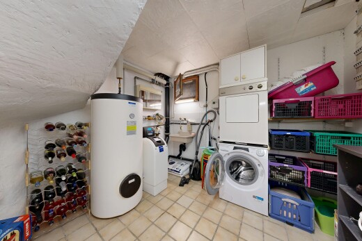 wäschekammer mit wasserkocher, waschturm, light floor, inside property, und niedrige decke