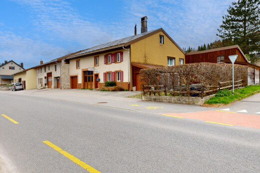 außenansicht mit steinverkleidung und schornstein