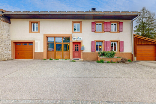 außenansicht mit auffahrt und stuckverkleidung