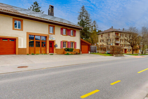 außenansicht mit stuckverkleidung, solaranlage, und schornstein