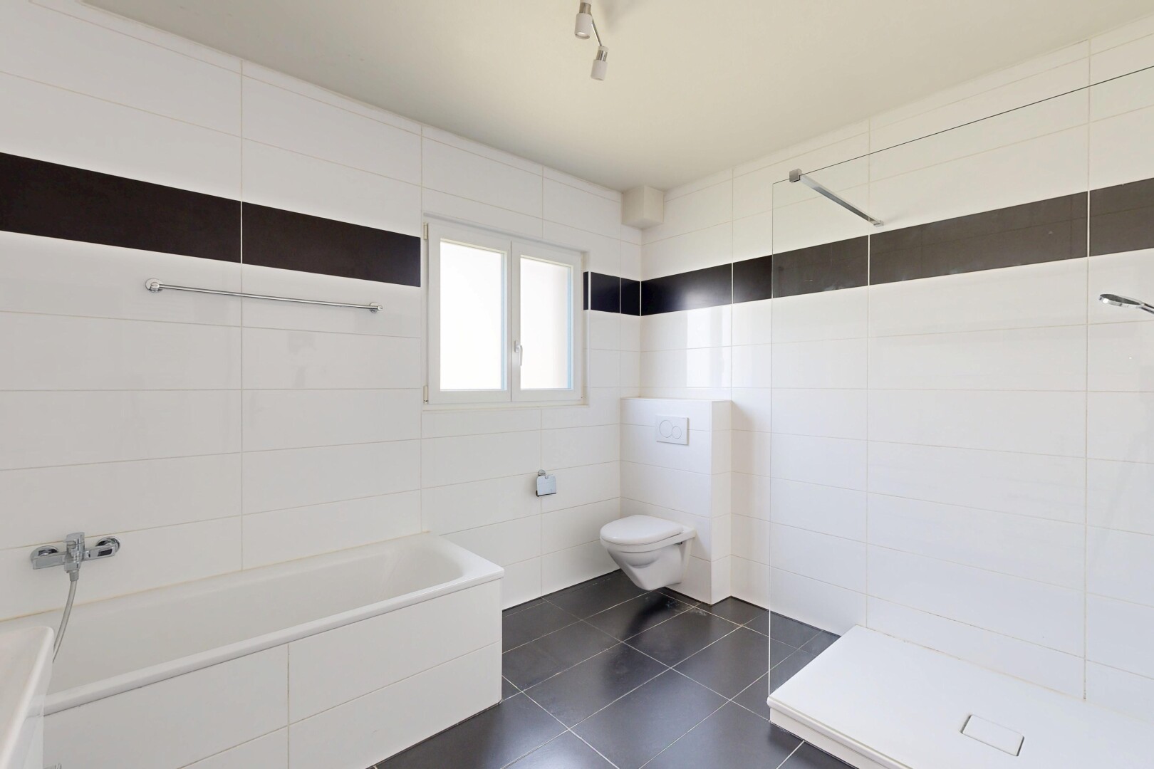 bad mit komplettes badezimmer, dark floor, dusche, fliesenwand, und tile wall