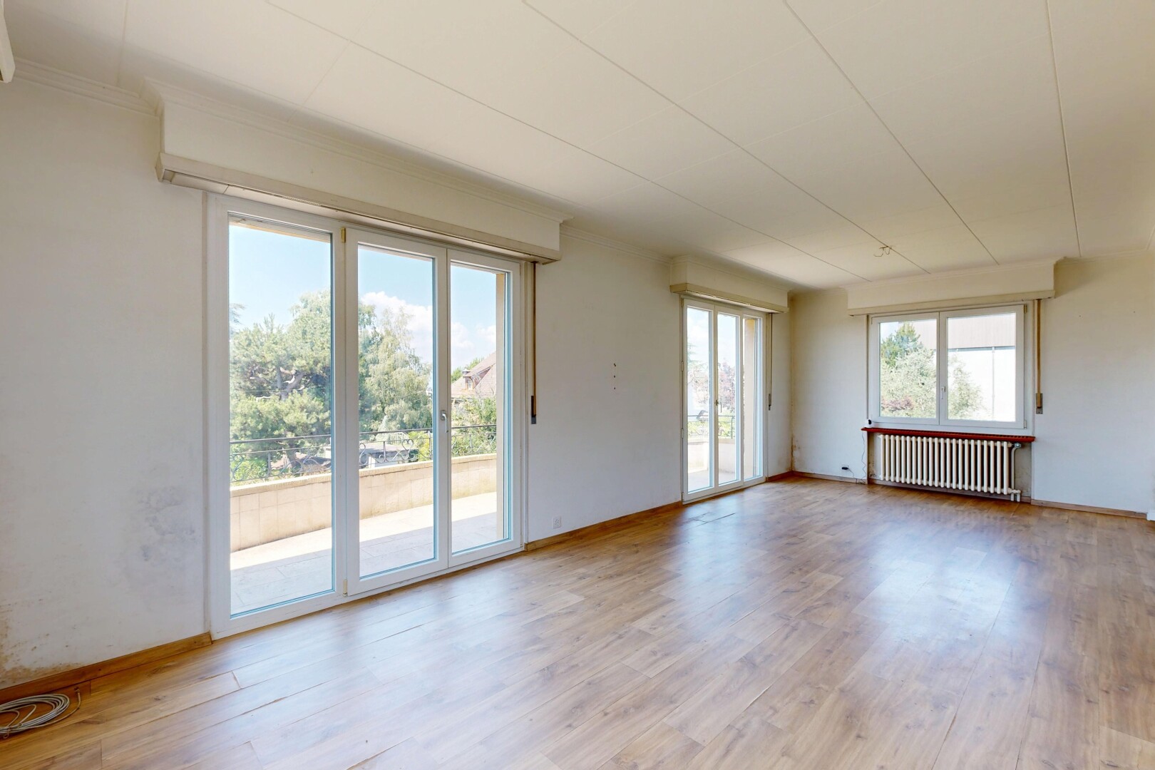 leerer raum mit holzfußboden, wood finish floor, inside property, natürliches licht, und natural light