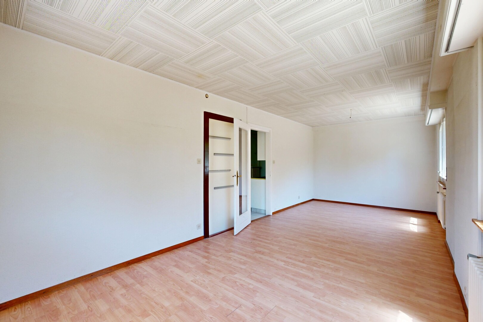 leerer raum mit holzfußboden, wood finish floor, inside property, gipskartonwand, und drywall